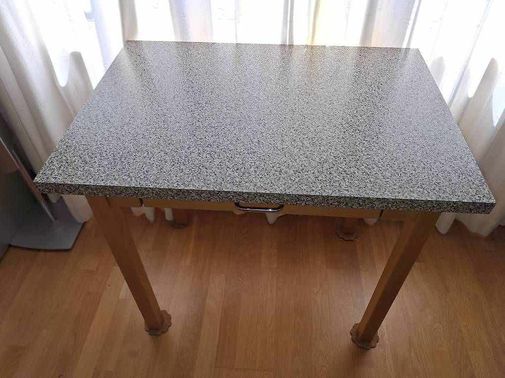 Tables: Küchentisch mit einer Schublade – D'occasion à Sissach par tigibloch99