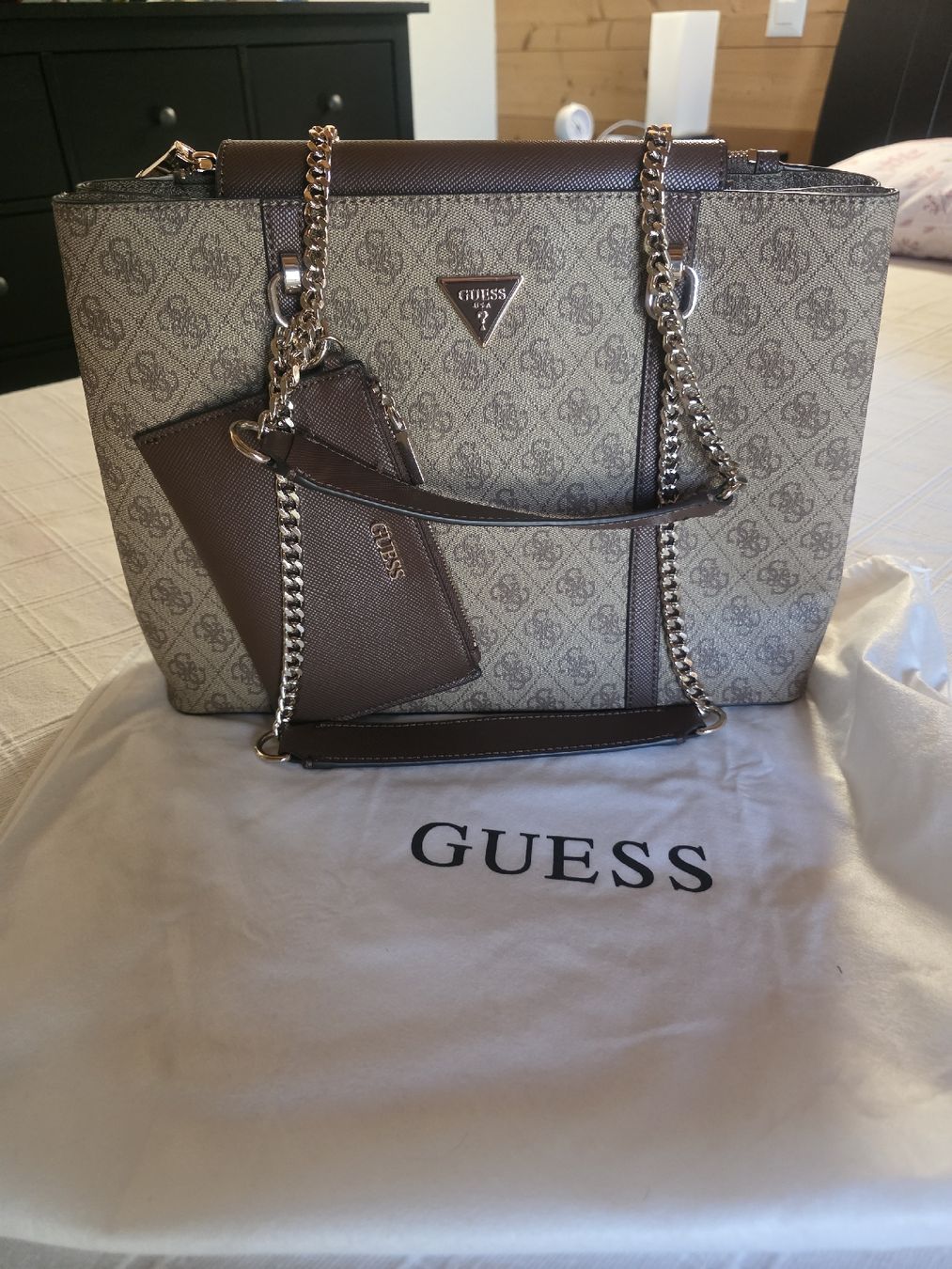 Guess Borse da donna: Sac cabas Guess avec pochette monogramme  – Usato da Collonges venduto da 2D_Collector 1