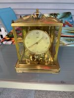 Tischuhr Messing Glas mit Pendel laufend guter Zustand