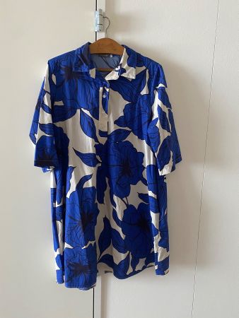 Sommerliches Kleid mit blauem Blumenmuster aus cotton