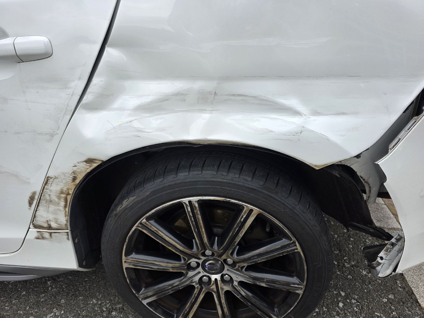 Volvo Autos: VOLVO V60 D4 AWD UNFALL SEITENSCHADEN – Défectueux à Häggenschwil par Iwingman 4
