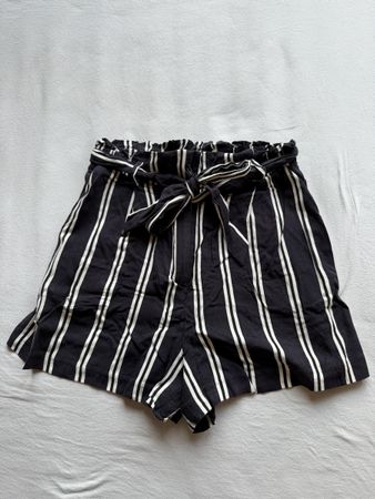 H&M Shorts / 40