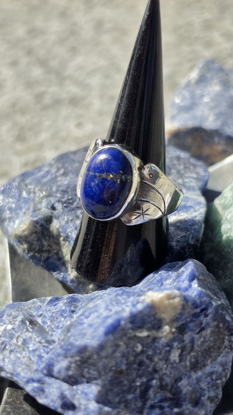 Anelli: Handmade Silberring mit Lapislazuli Stein Design graviert  – Nuovo e nell'imballaggio originale da Fislisbach venduto da Eye-Arts 3