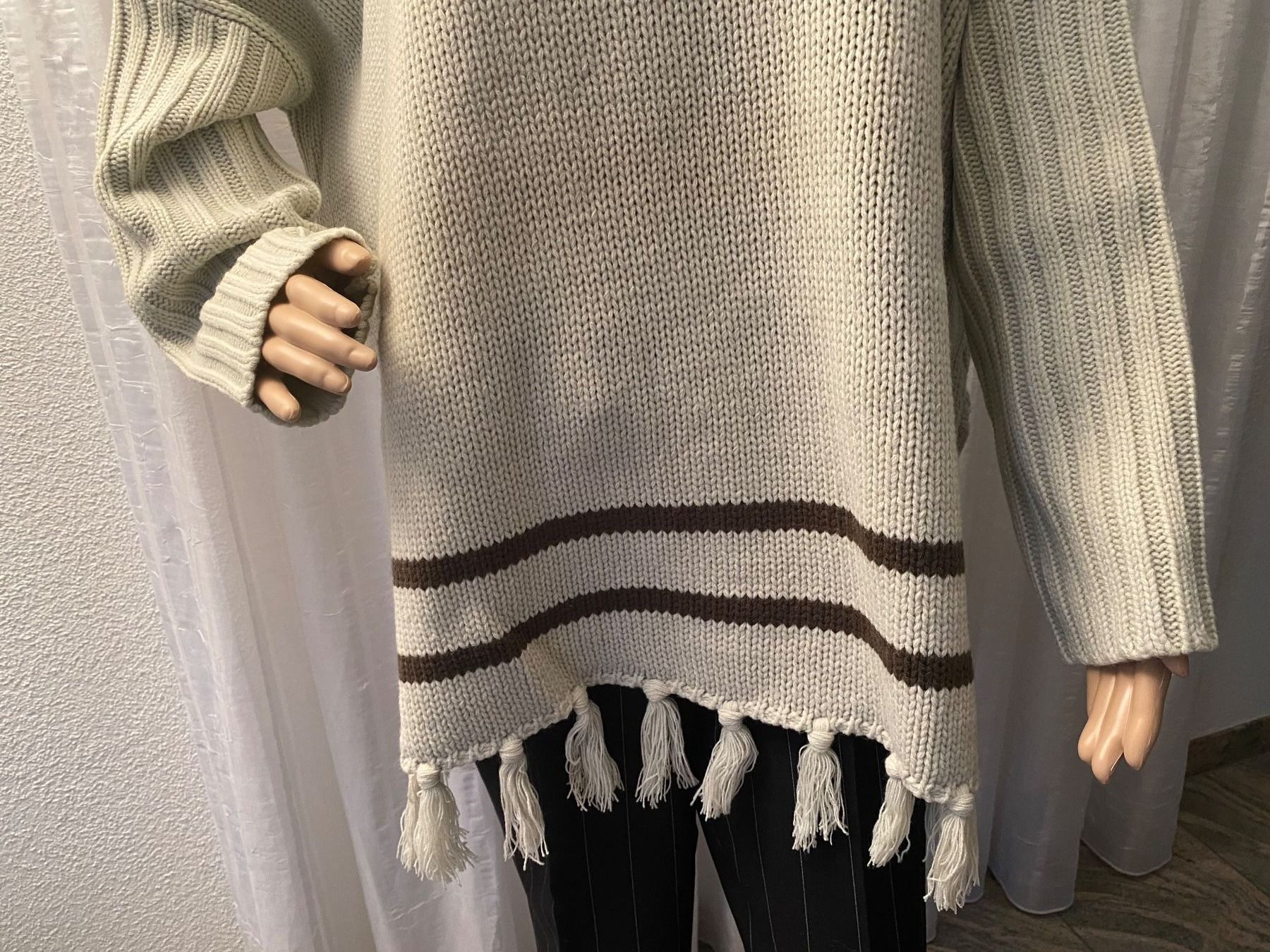 Maglioni & Felpe: perfekter Auftritt mit diesem Poncho-Pullover, 42/44 – Nuovo e nell'imballaggio originale da Winkel venduto da ferrari2022 4