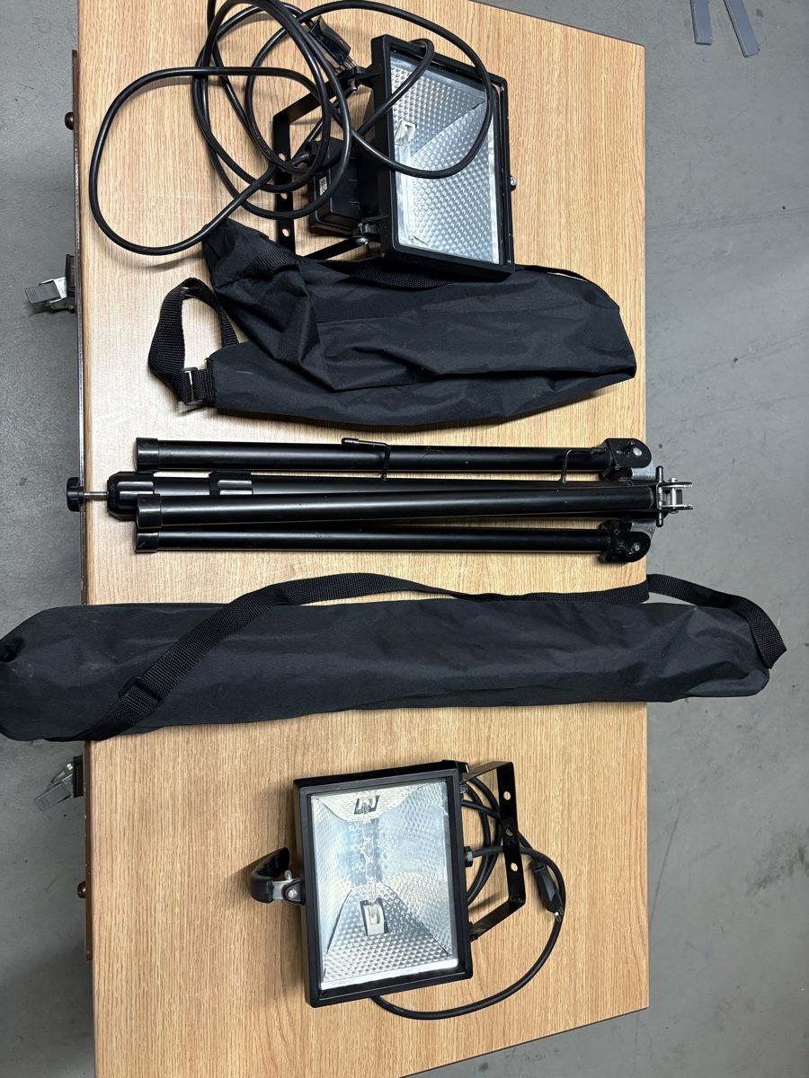 Lampade: Halogenstrahler mit Stativ – Usato da Hettiswil venduto da Roadfox71