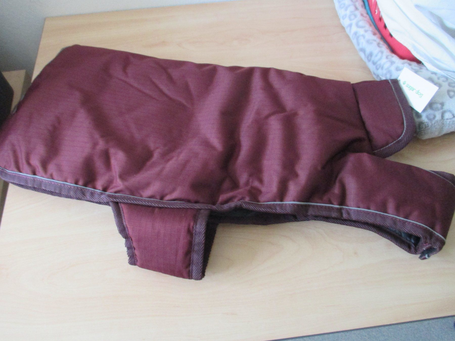 Abbigliamento: Wattierte Warme Hundemäntel Bordeaux Neu Gr.64cm oder 75cm – Nuovo e nell'imballaggio originale da Winterthur venduto da katzen07 1