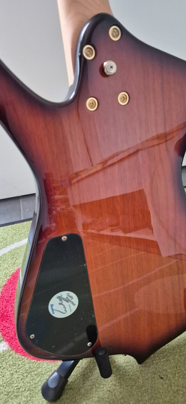 Ibanez Strumenti musicali: Ibanez Iceman Bassgitarre – Usato da Seon venduto da Massacra 6