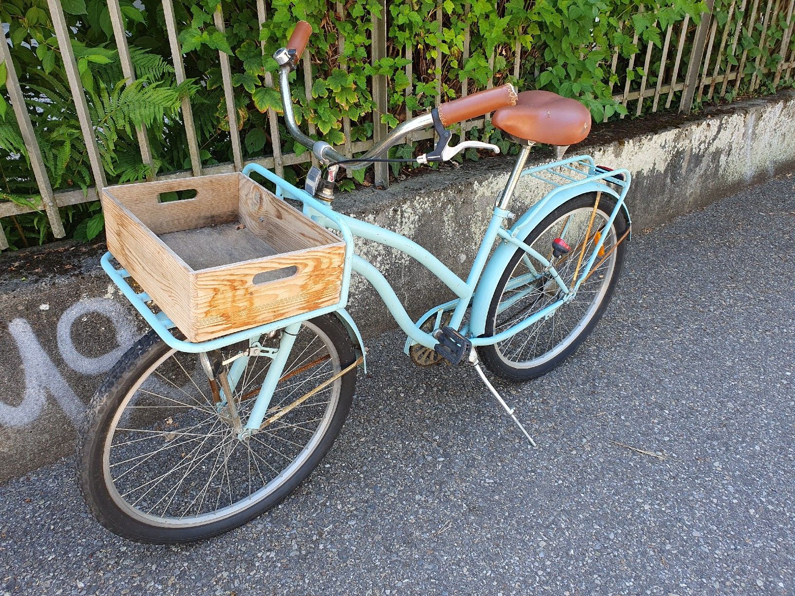 Vélos: Damenvelo hellblau mit Transportkiste – D'occasion à Burgdorf par mentalshopCH