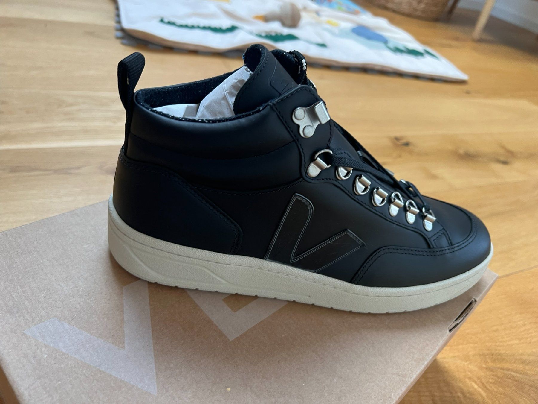 Veja Herrenschuhe: NEUE Original VEJA Sneakers, Grösse 42 – Neu und originalverpackt aus Biel-Benken BL von Aplus0