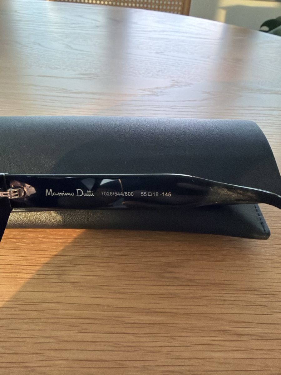 Massimo Dutti Lunettes & Verres: Sonnenbrille Massimo Dutti schwarz mit Etui  – Neuf (Voir description) à Zürich par ufe_f5q5 1
