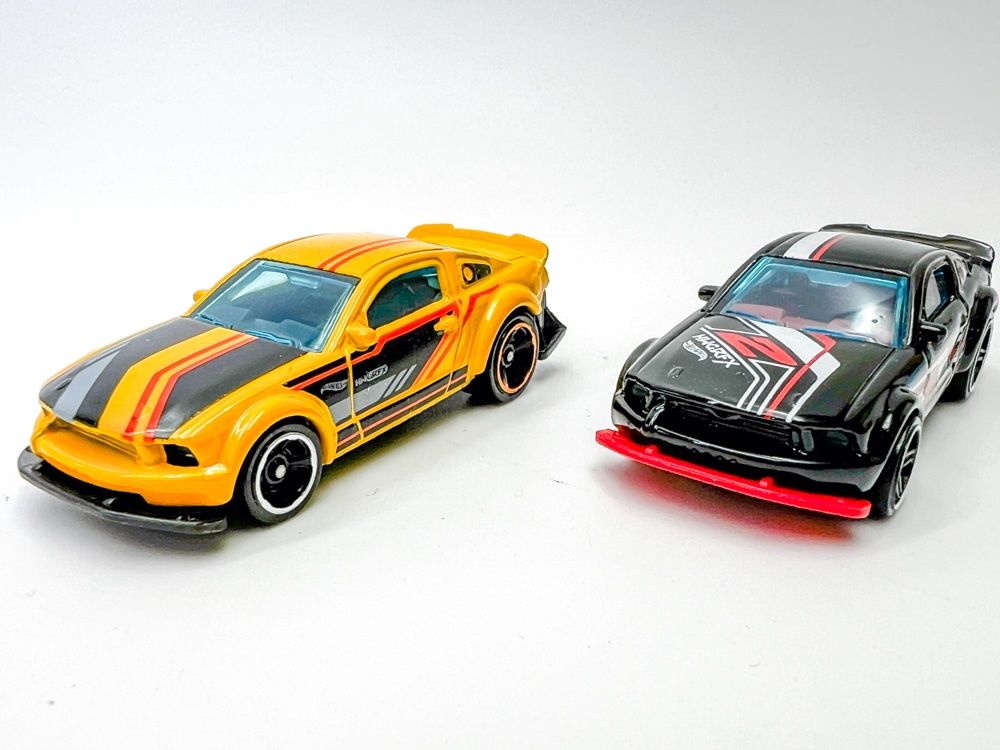 Hot Wheels Modellini d'auto: Mustang 2005 Hot Wheels 2 x Vitrinenmodell – Usato da Häusernmoos venduto da adlerfedern 1