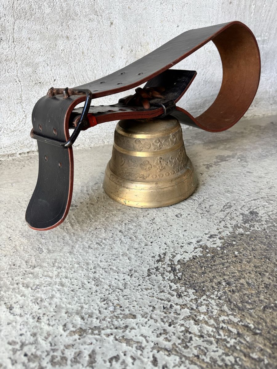 Campanacci mucche: Glocke mit Lederriemen antik Messing  – Usato da Frauenfeld venduto da difi67 2