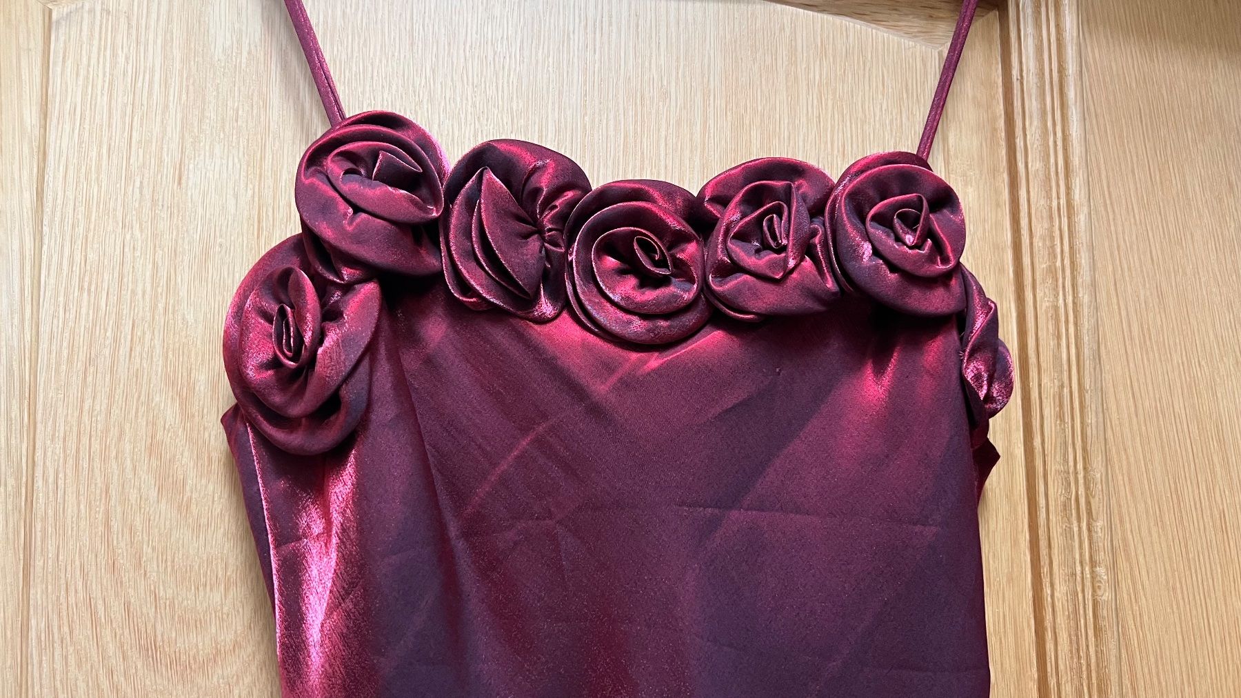 Kleider: Bordeaux-farbenes Abendkleid mit Rosen - Grösse 36 – Gebraucht aus Schübelbach von Dolly990_2 1