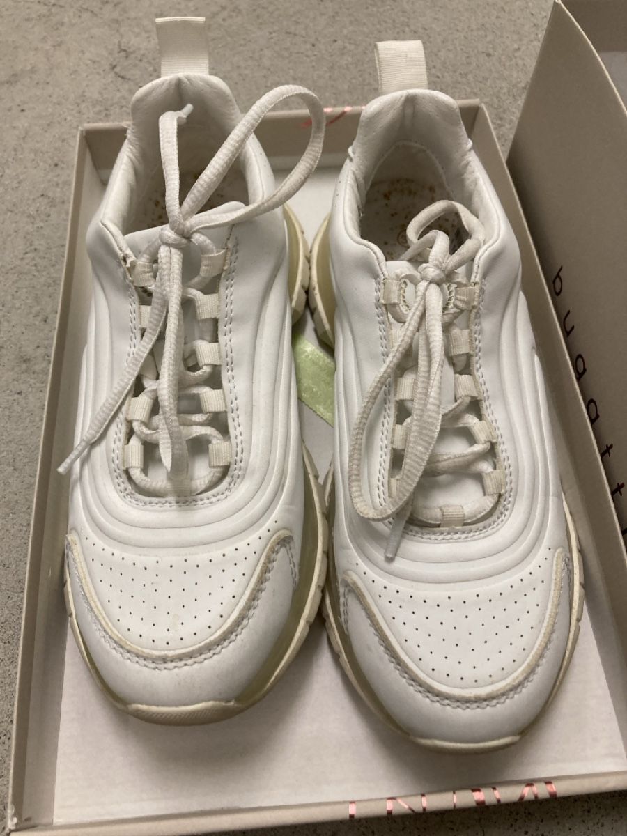 Bugatti Chaussures femmes: Bugatti Sneaker weiss – Neuf avec emballage d'origine à Dielsdorf par Chantal1988