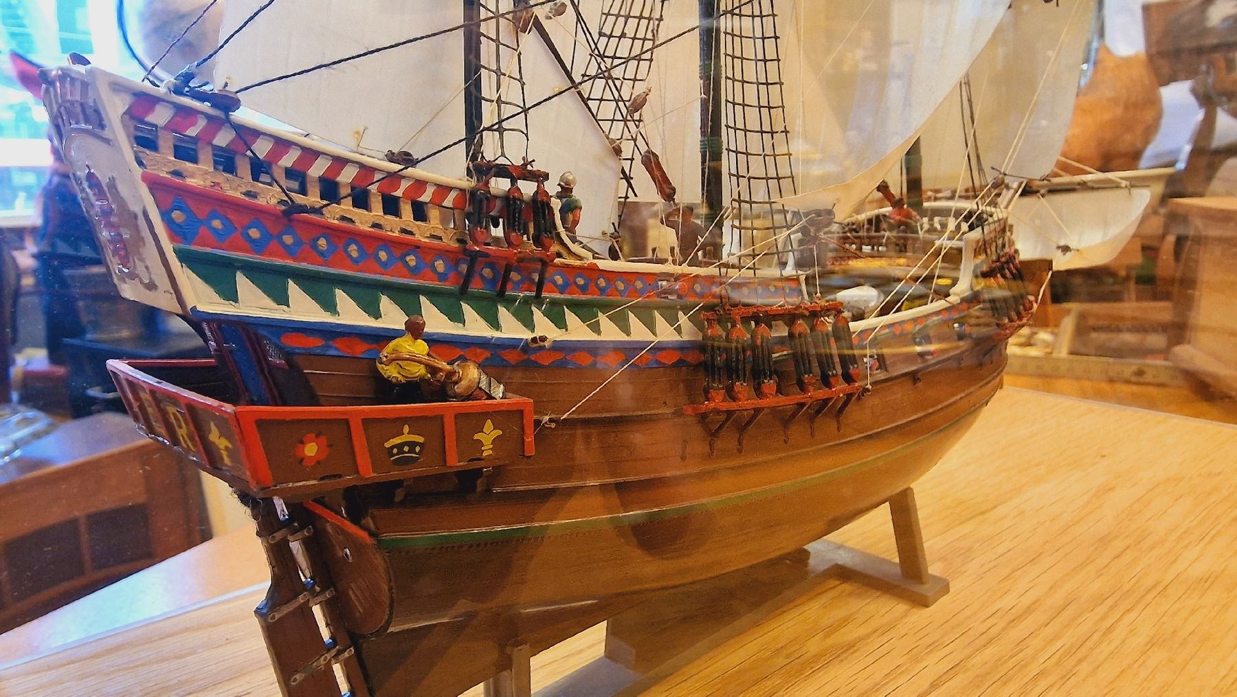 Kit di modellismo & Modellini statici: Schönes Modellschiff Golden Hind mit Vitrine – Usato da BERN venduto da Intarsia 5