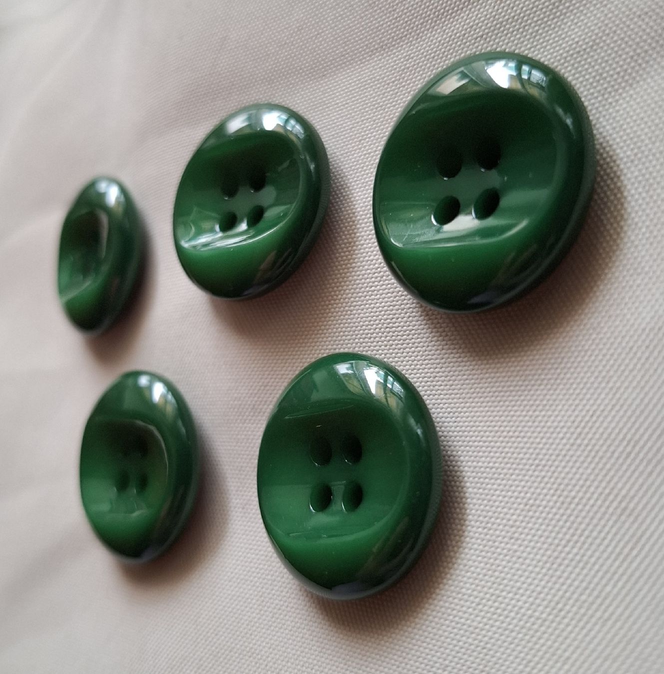 Knöpfe: 5 Waldgrüne Knöpfe, 26 mm. – Gebraucht aus Dietikon von Hirschkopf 4