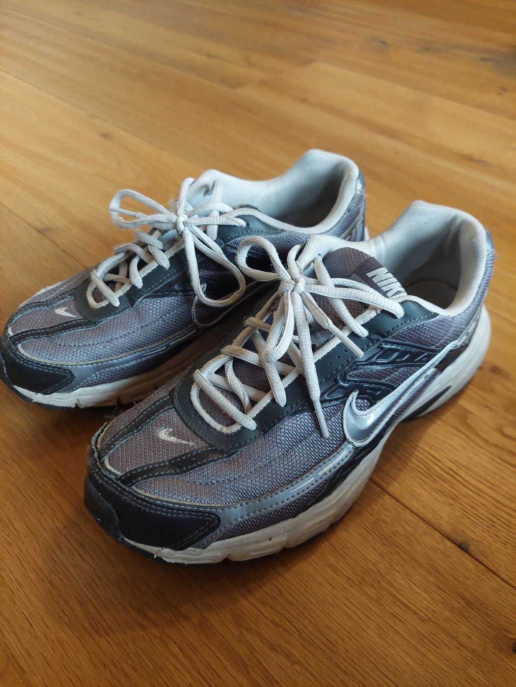 Nike Scarpe da uomo: Nike Sneaker, Gr. 41 grau – Usato da Schenkon venduto da rausausdemhaus 1