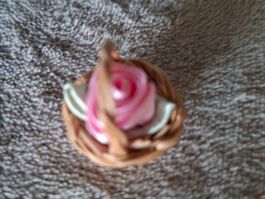 Süsses,kleines Blumenkörbchen mit einer Rose fürs Puppenhaus