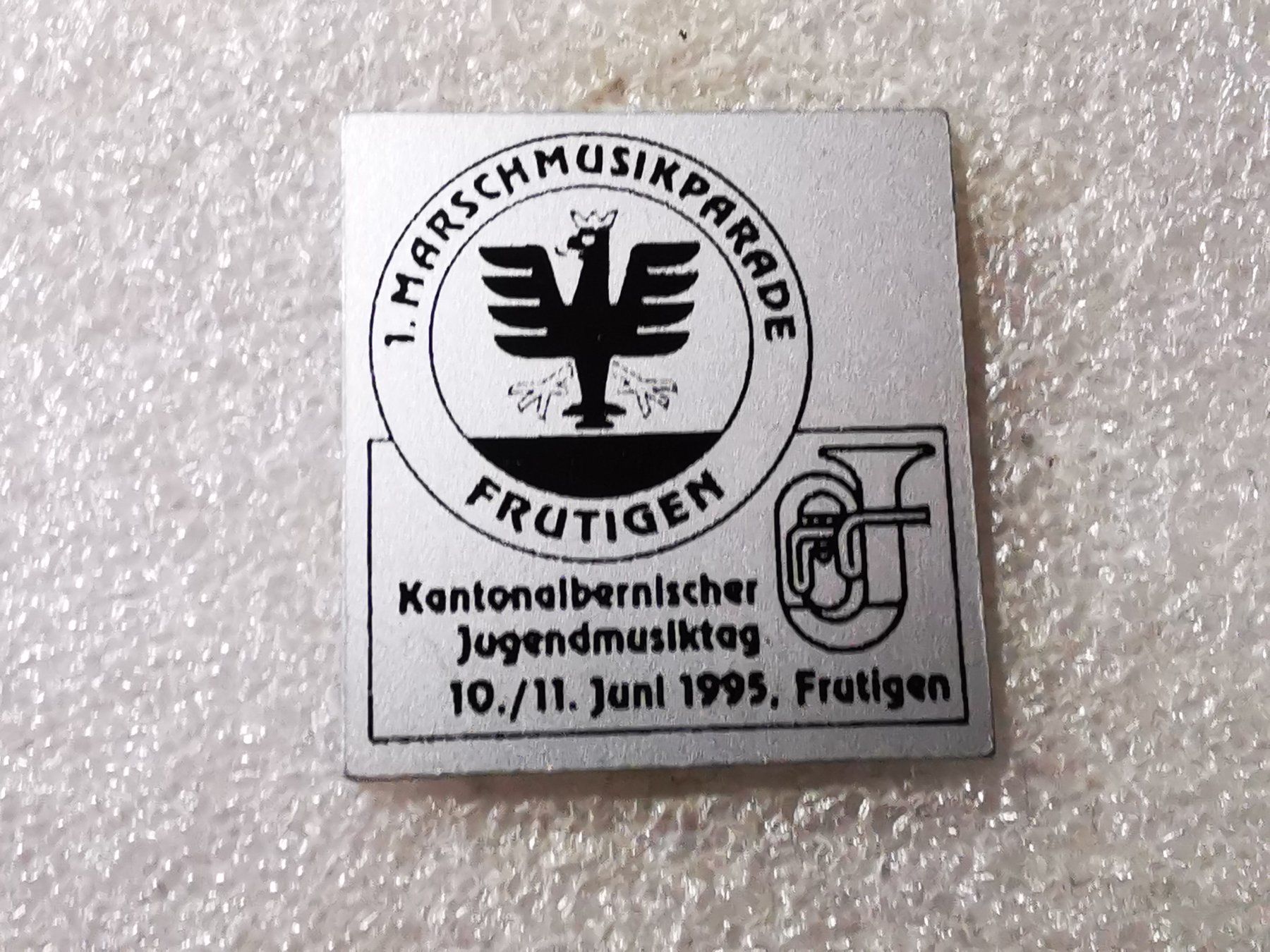 Placchette & Badge: Ansteckpin 88: Jugendmusiktag Frutigen – Usato da Oppligen venduto da Pin-Fall-Shop