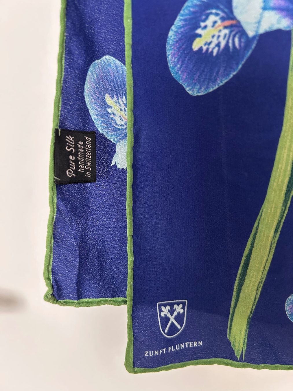 Fabric Frontline Foulards, Tücher & Schals: Frontline Seidenschal, handroulliert 46x132 cm. – Gebraucht aus Horn von Resvi 3