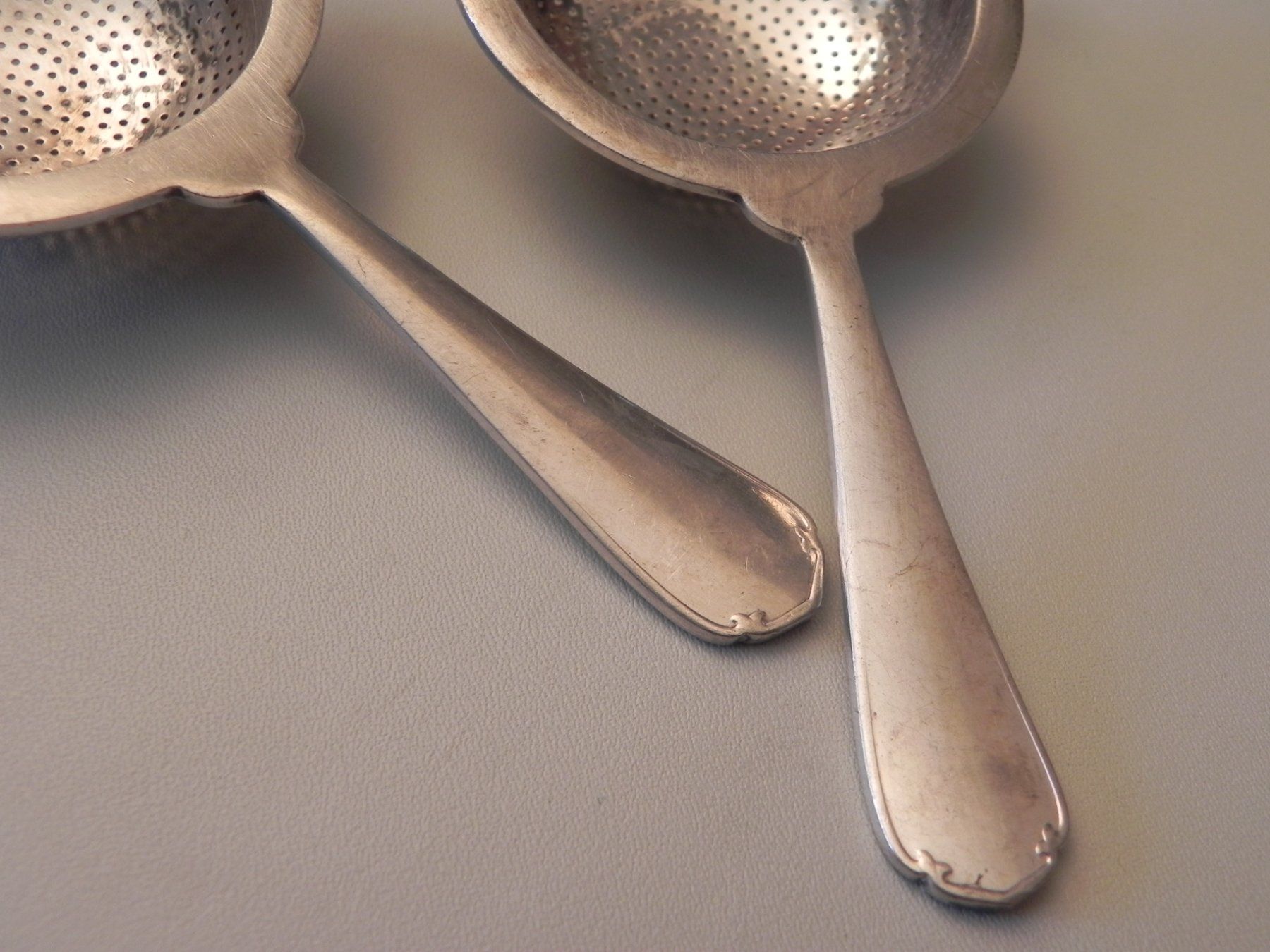 Christofle Set di piatti: 2 Teesieb/Teefilter CHRISTOFLE Paris – Usato da Minusio venduto da Lory64 2