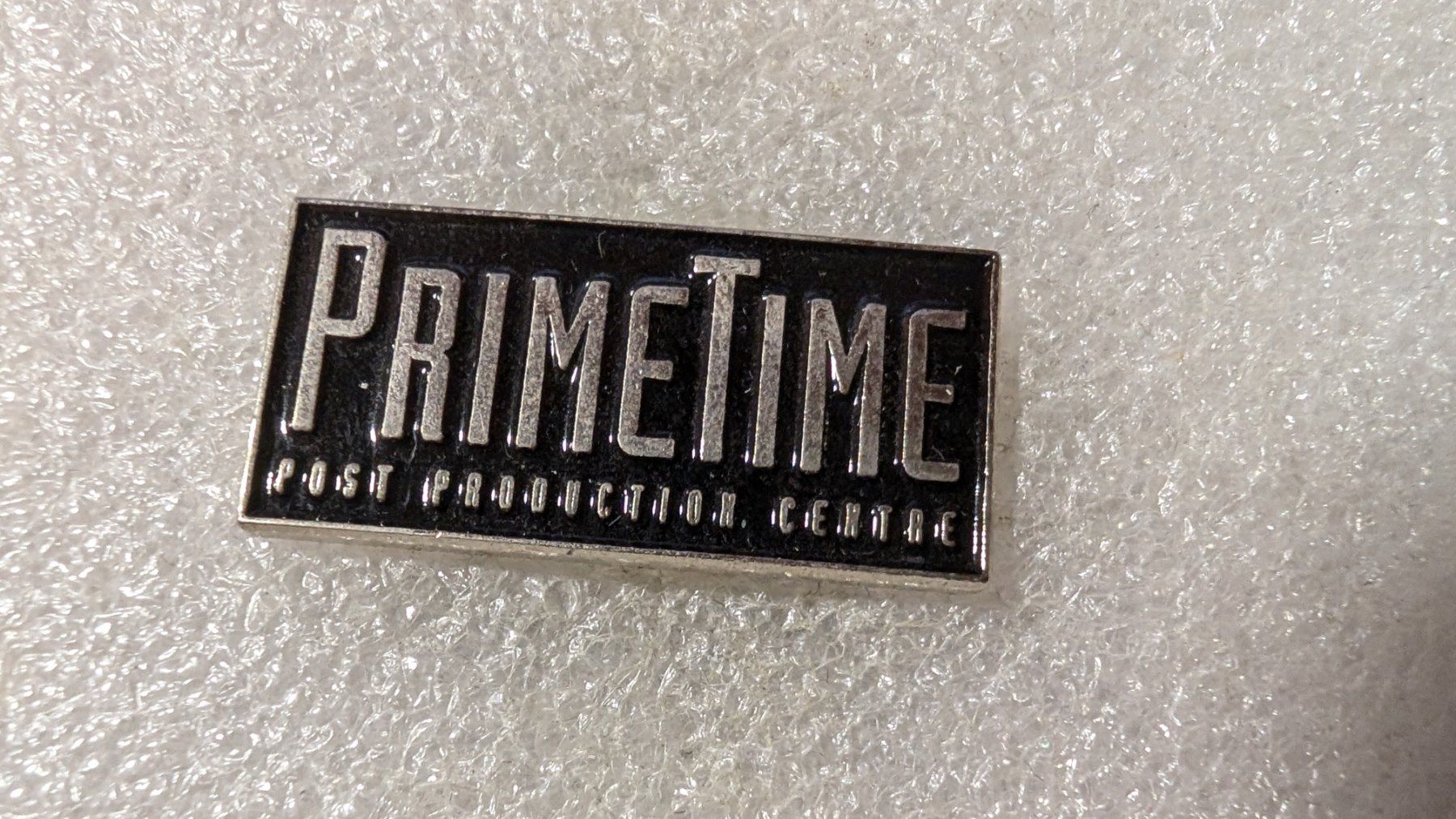 Plaketten & Abzeichen: Ansteckpin 206: Primetime – Gebraucht aus Oppligen von Pin-Fall-Shop