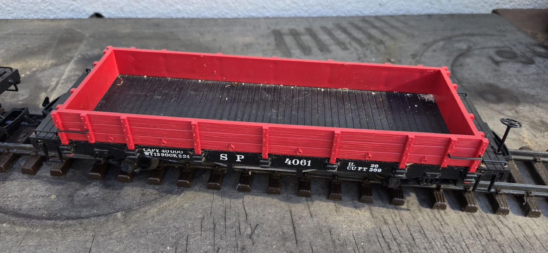 Modellini di ferrovie: Zwei rote Güterwagen Spur G – Usato da Breitenbach venduto da gnieserli 7