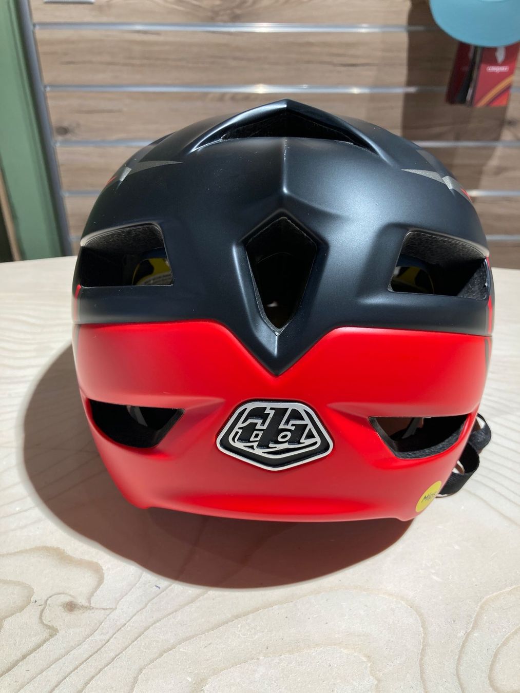 Troy Lee Caschi: Troy Lee A1 Mips Helm Classic Black/Red, Small – Nuovo (secondo la descrizione) da Lauterbrunnen venduto da Imboden-Bike 2