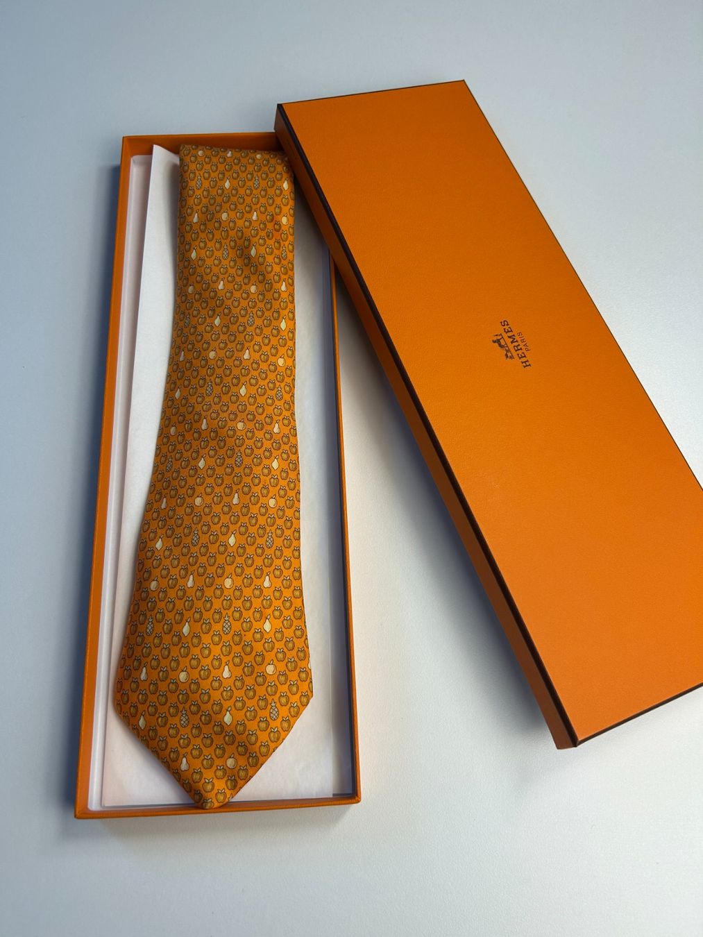 Hermès Cravates: Hermès Früchte Krawatte – Neuf (Voir description) à Bern par kurtikobolt74