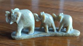 Elefanten Familie aus Natur Stein.