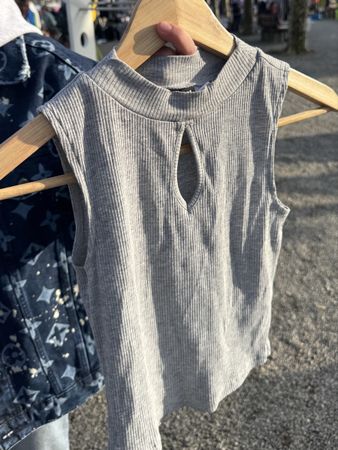 Sommertop Grau Gerippt Gr. S - Perfekt für den Sommer!