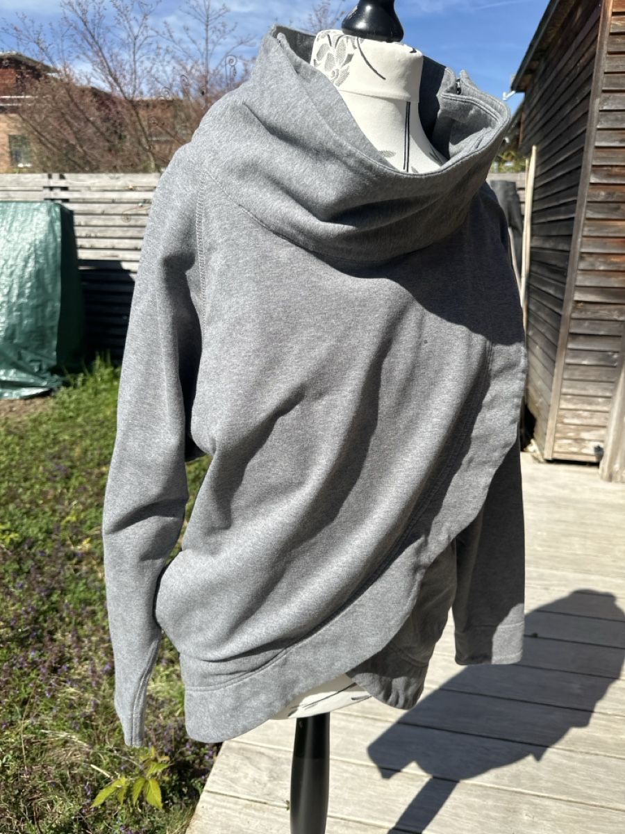 Pullover & Sweatshirts: Grauer Wickelsweatpulli mit Kragen, Grösse  M – Gebraucht aus Watt von apfel70rot 1