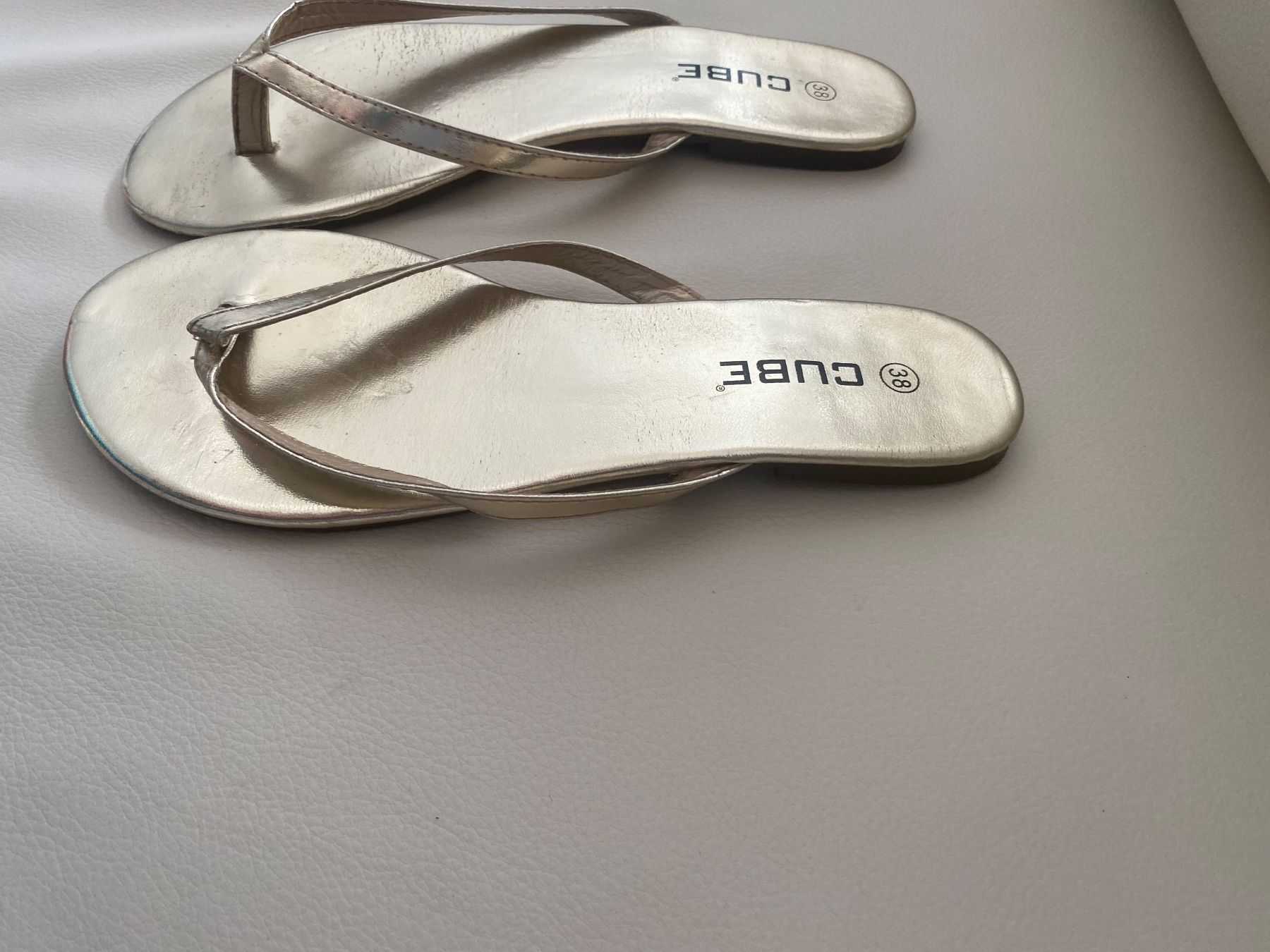 Cube Scarpe da donna: SUMMERTIME - stylische/edle CUBE Flip-Flops, gold, 38 – Usato da Winkel venduto da ferrari2022 2