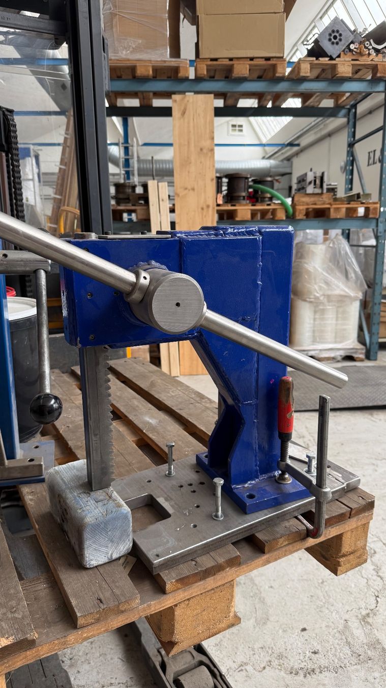 Tous les outils: Handpresse – D'occasion à Dagmersellen par Scania68