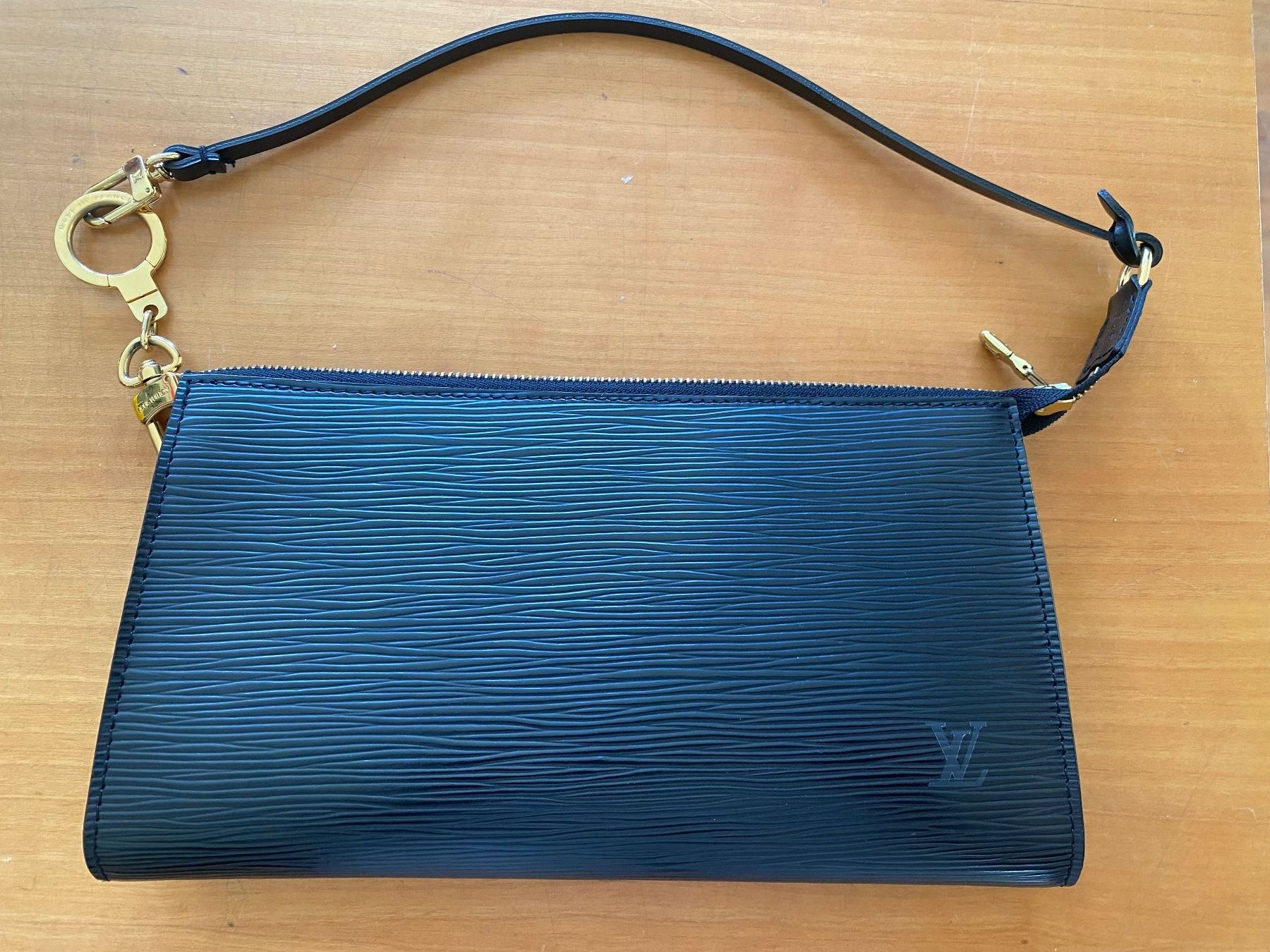Louis Vuitton Taschen: Original Louis Vuitton Pochette schwarz – Neu (gemäss Beschreibung) aus Matten b. Interl von