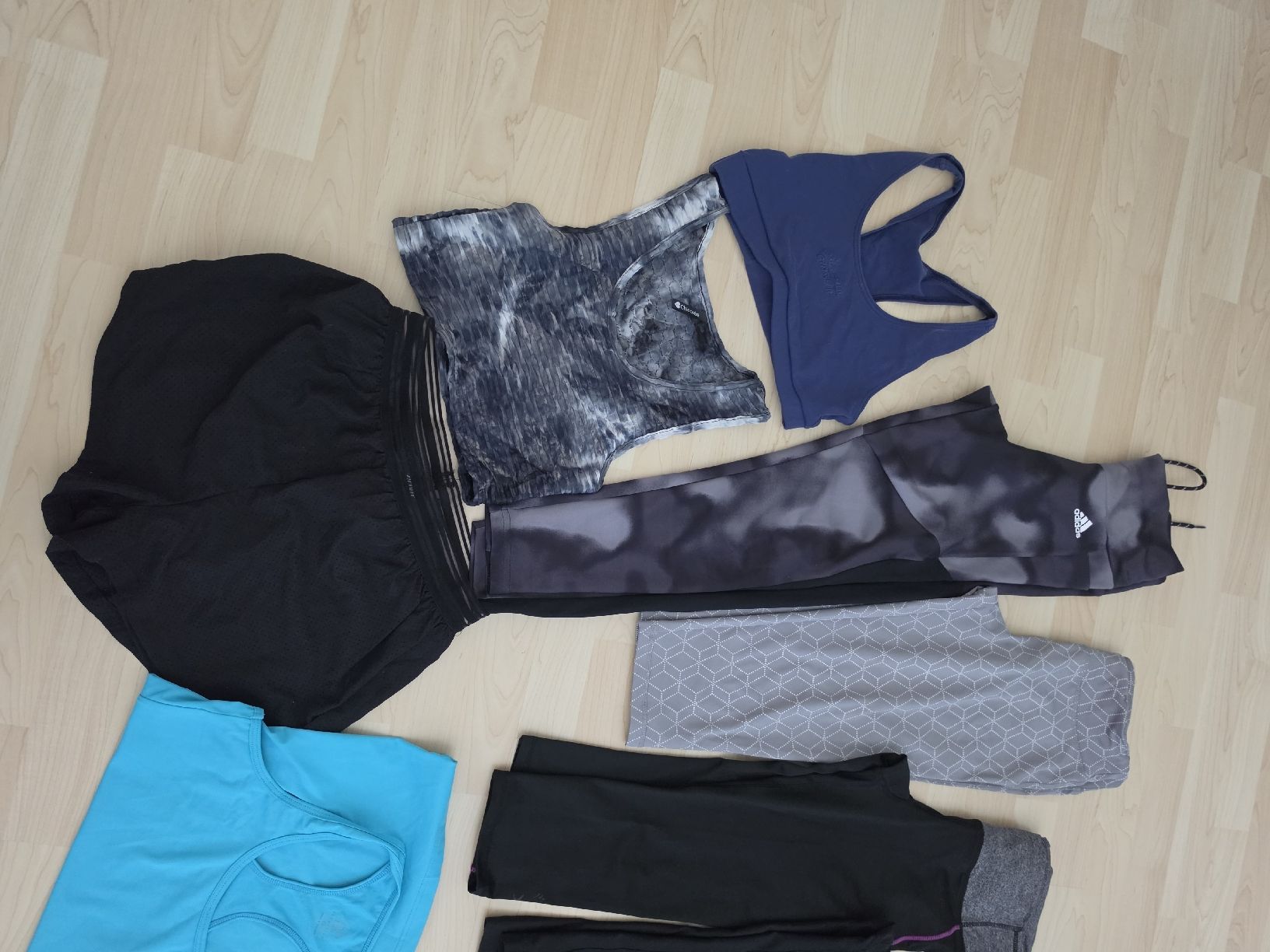 Lotti di vestiti: Sportkleider Set gr. S – Usato da Würenlos venduto da Nigginiggi 1