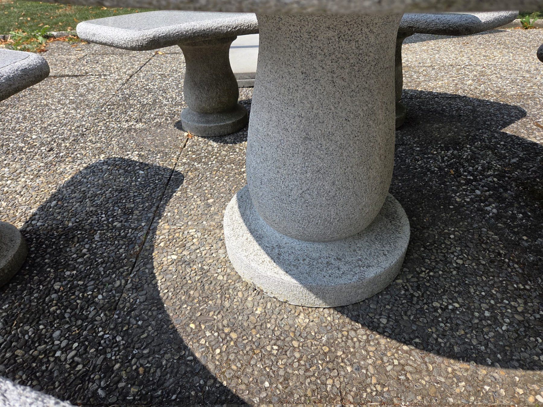 Tischset: Massive Granit Gartengarnitur Ø120 cm mit 3 Sitzbänken – Neu (gemäss Beschreibung) aus Rüegsau von connectweb 4