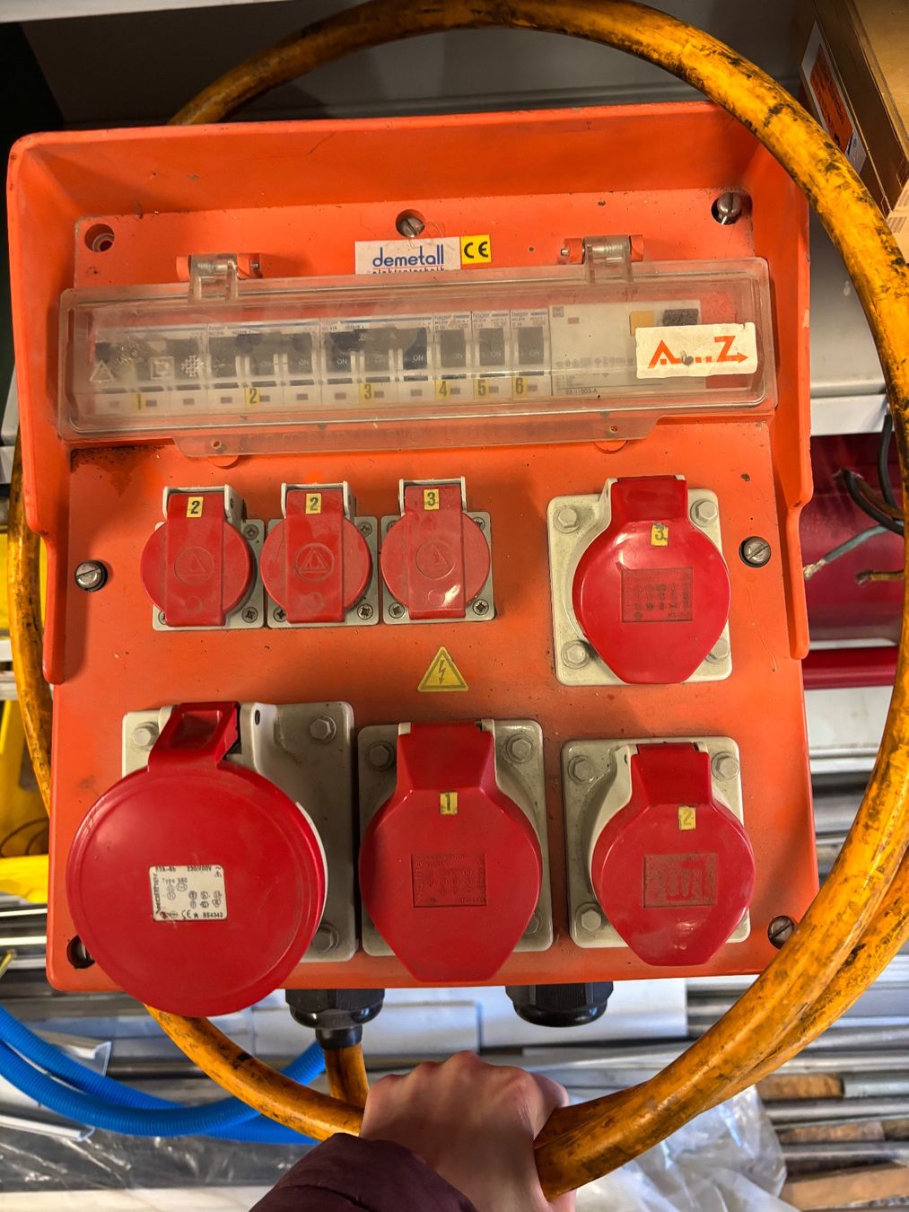 Electrotechnique: Verteilerkasten Stromverteiler mit diversen Steckdosen – D'occasion à Wittenbach par newzealand09
