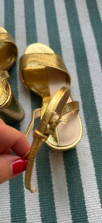 Damenschuhe: Goldige Sandalen, Blockabsatz, 9cm  – Gebraucht aus Erlenbach ZH von anj_pkn8 4