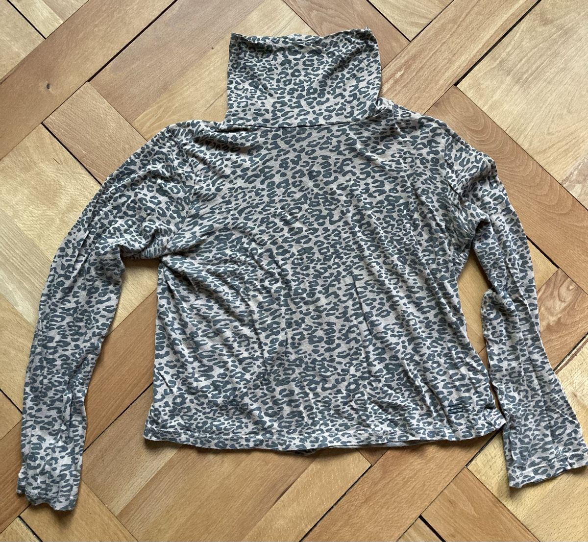 Urban Outfitters Tops: BDG Rollkragenpullover Leo-Muster Grösse M – D'occasion à Siselen BE par -skylein-