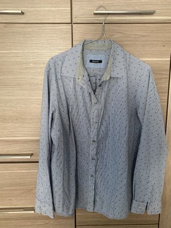 Chemise à manches longues bleues à motif