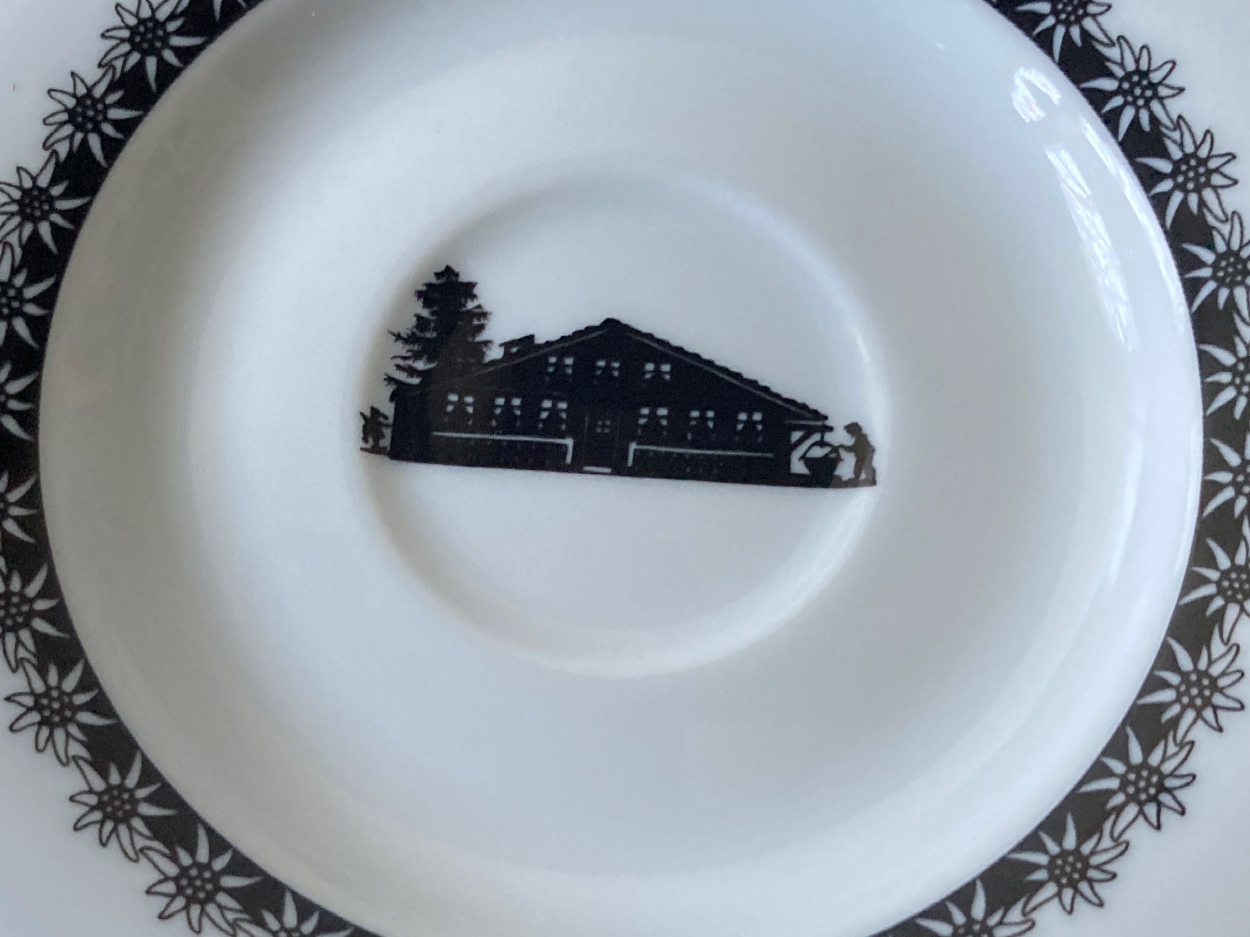Assiettes: 2 Langenthal Unterteller mit Edelweiss und Bauernhaus – D'occasion à Zürich par Chaeffeler 1