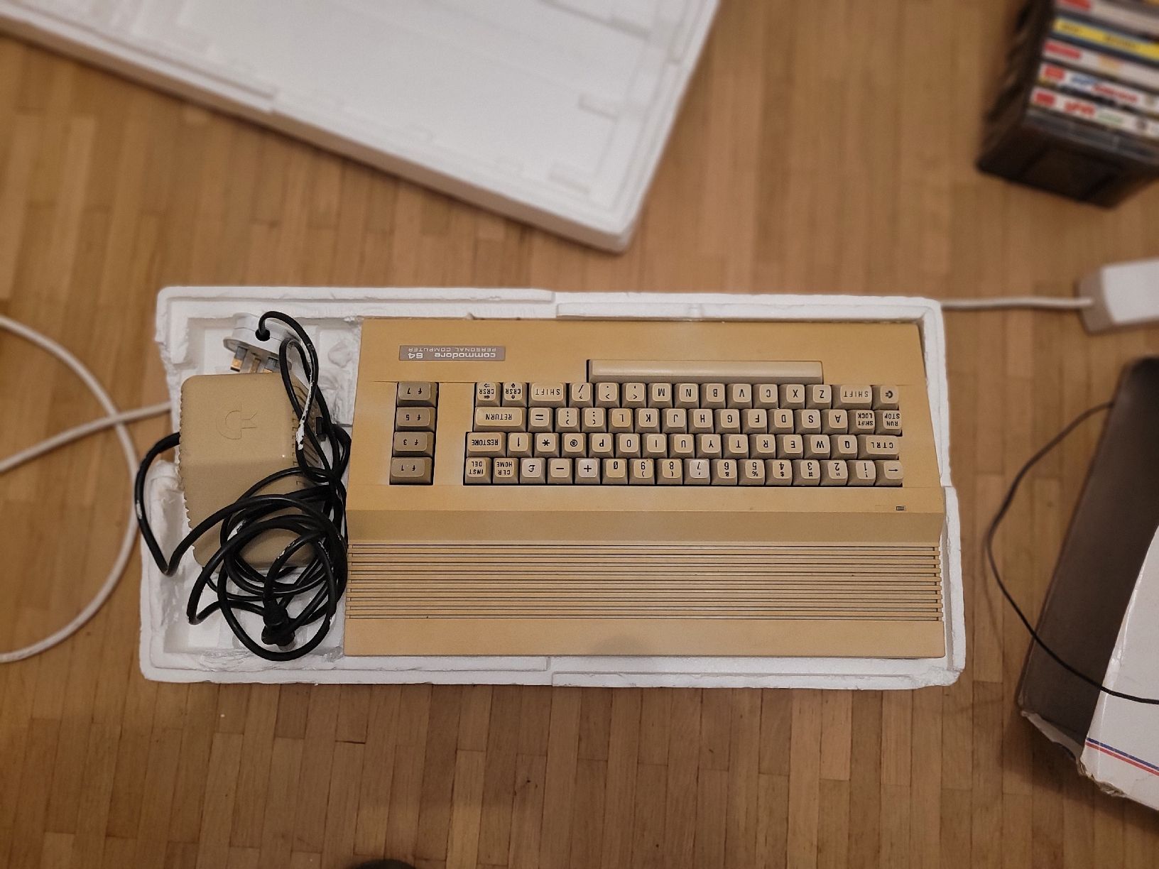 Commodore Console: Commodore 64 Set with 24 Games - Nostalgic Retro Gaming! – Usato da Meyrin venduto da Retro-GZ 2