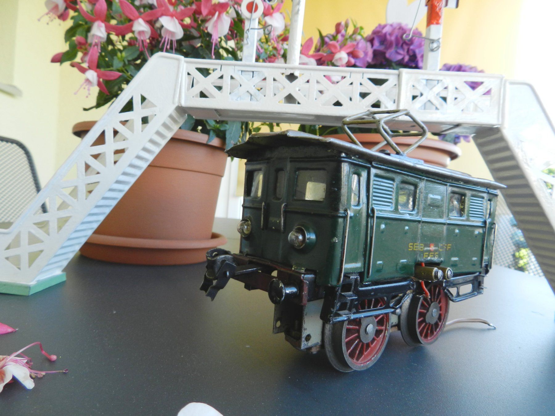 SBB/CFF/FFS Modelleisenbahnen: SBB Elektrolok 20V Sp.0mit Laufstegbr.u.Signal – Defekt aus Steinach von Silva141 1