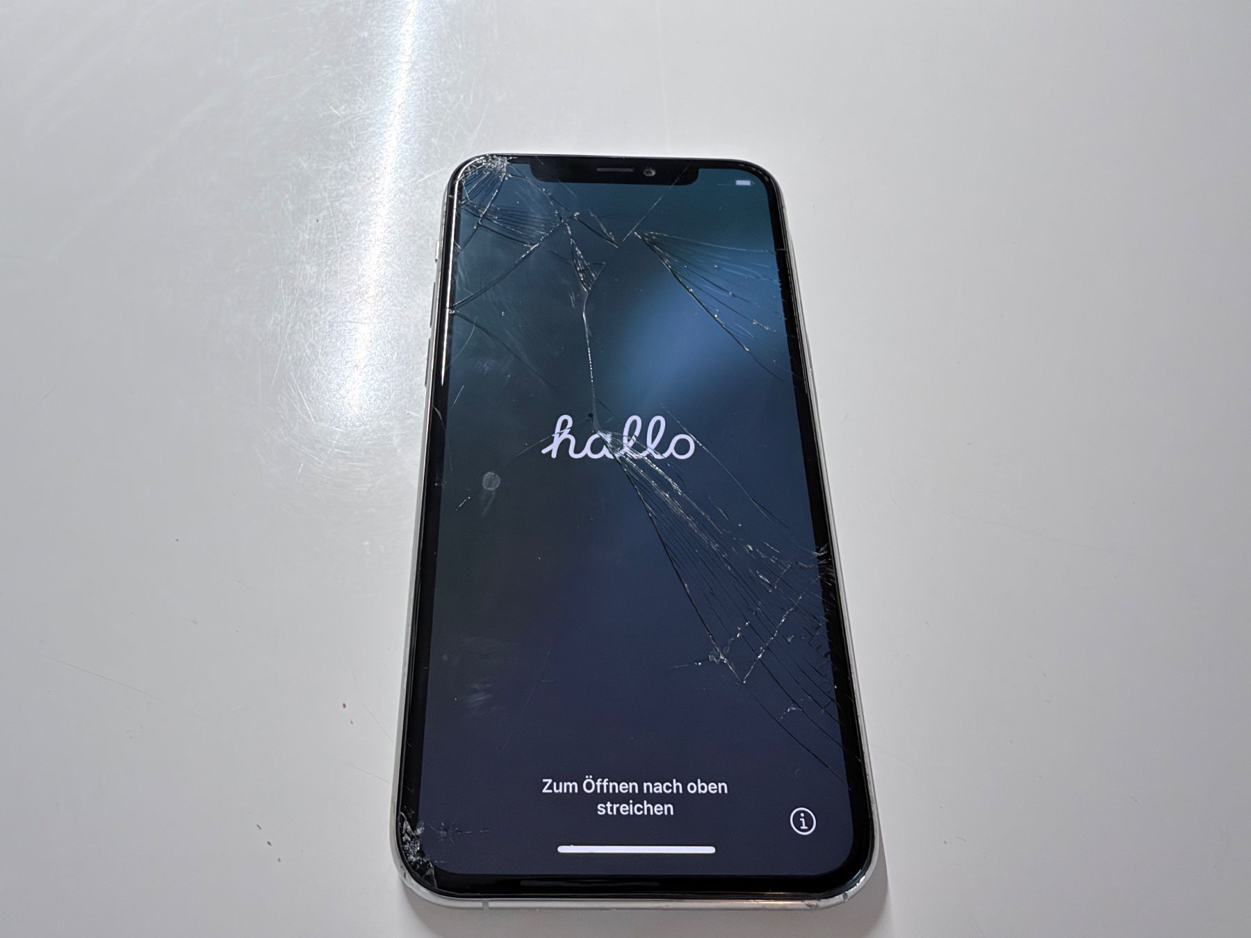 Apple Portables: Apple iPhone 11 Pro Silber gebraucht mit Displaybruch – D'occasion à Hottwil par Raeffel