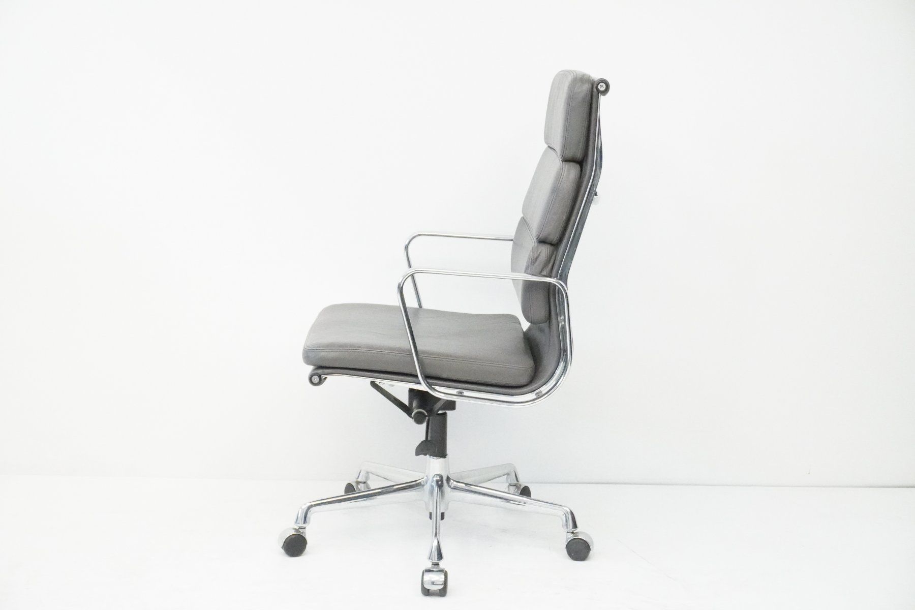 Vitra Sedie: Vitra Eames Soft Pad EA219 Leder grau Designklassiker – Usato da Bad Zurzach venduto da QLASSIQ 4
