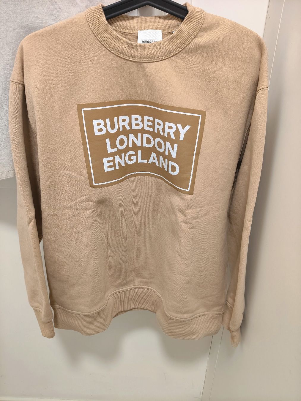 Burberry Maglioni & Felpe: Burberry Santo Logo Print Crew Pulli Soft Fawn – Usato da Mendrisio venduto da Dee-11 2