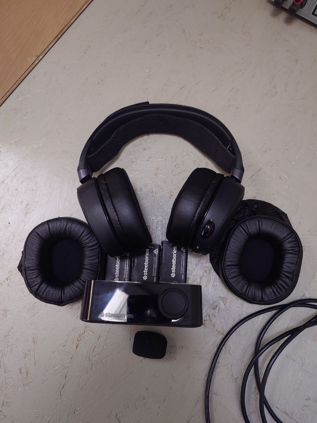 Steelseries Cuffie: Steelseries Arctis Pro mit 3 Wechselakkus – Usato da Aadorf venduto da Dna77 1