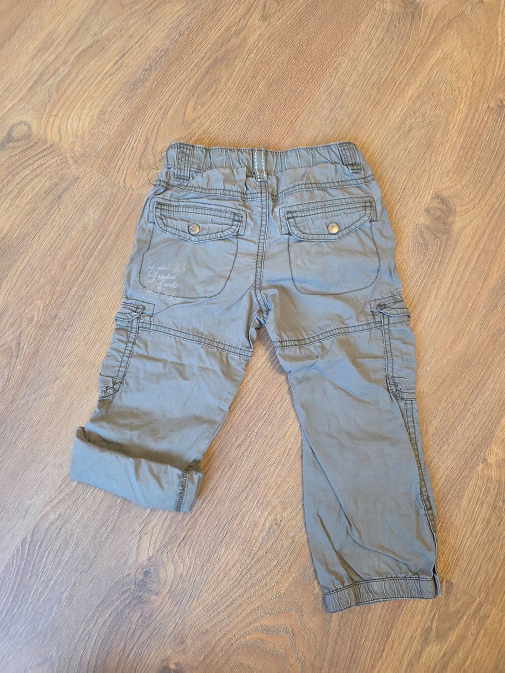 Pantaloni: Hose olivgrün Gr. 98 – Usato da Nebikon venduto da Japostyle 1