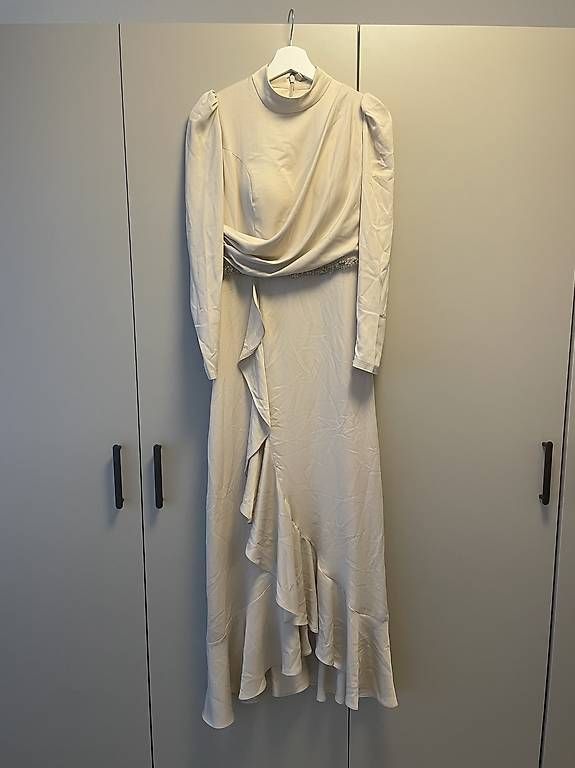 Kleider: Abendkleid bodenlang Beige – Gebraucht aus Lenzburg von lejlaimamovic